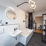 Rathausblick - moderne Mit 2 Schlafzimmern, Kueche, Bad, Waschmaschine & Trockner Mitten In Der Innenstadt Апартаменты