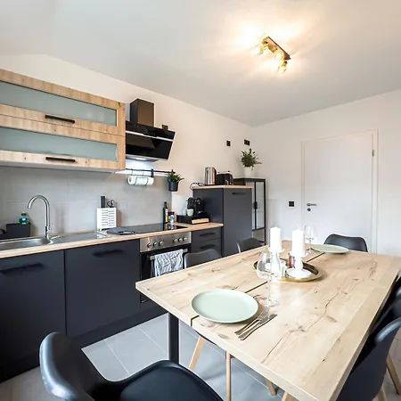 Rathausblick - moderne Mit 2 Schlafzimmern, Kueche, Bad, Waschmaschine & Trockner Mitten In Der Innenstadt لبسيا