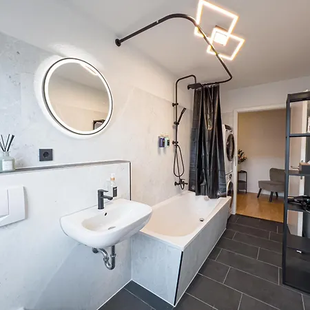 Rathausblick - moderne Mit 2 Schlafzimmern, Kueche, Bad, Waschmaschine & Trockner Mitten In Der Innenstadt شقة