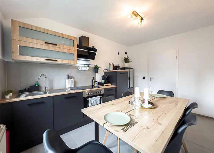 Rathausblick - moderne Mit 2 Schlafzimmern, Kueche, Bad, Waschmaschine & Trockner Mitten In Der Innenstadt لبسيا