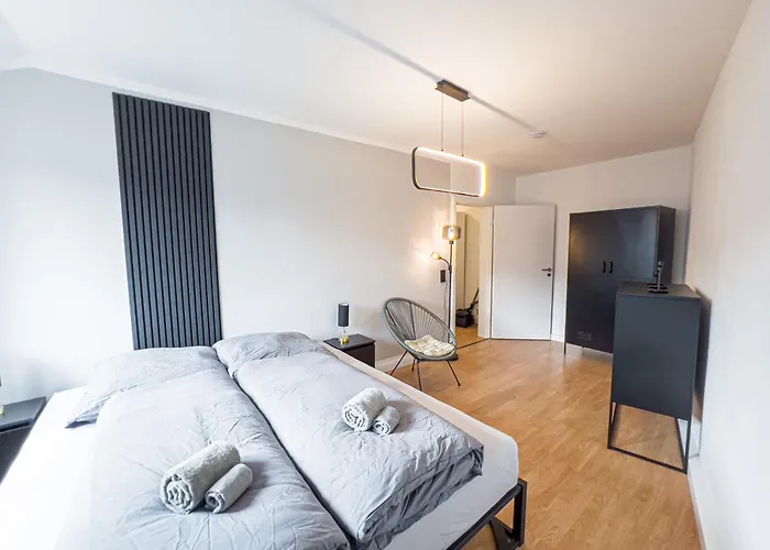 Rathausblick - moderne Mit 2 Schlafzimmern, Kueche, Bad, Waschmaschine & Trockner Mitten In Der Innenstadt لبسيا