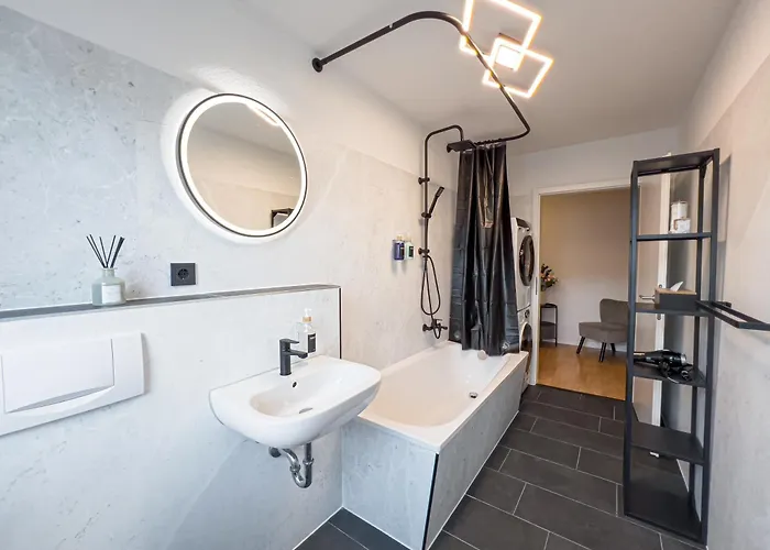 Rathausblick - moderne Mit 2 Schlafzimmern, Kueche, Bad, Waschmaschine & Trockner Mitten In Der Innenstadt شقة